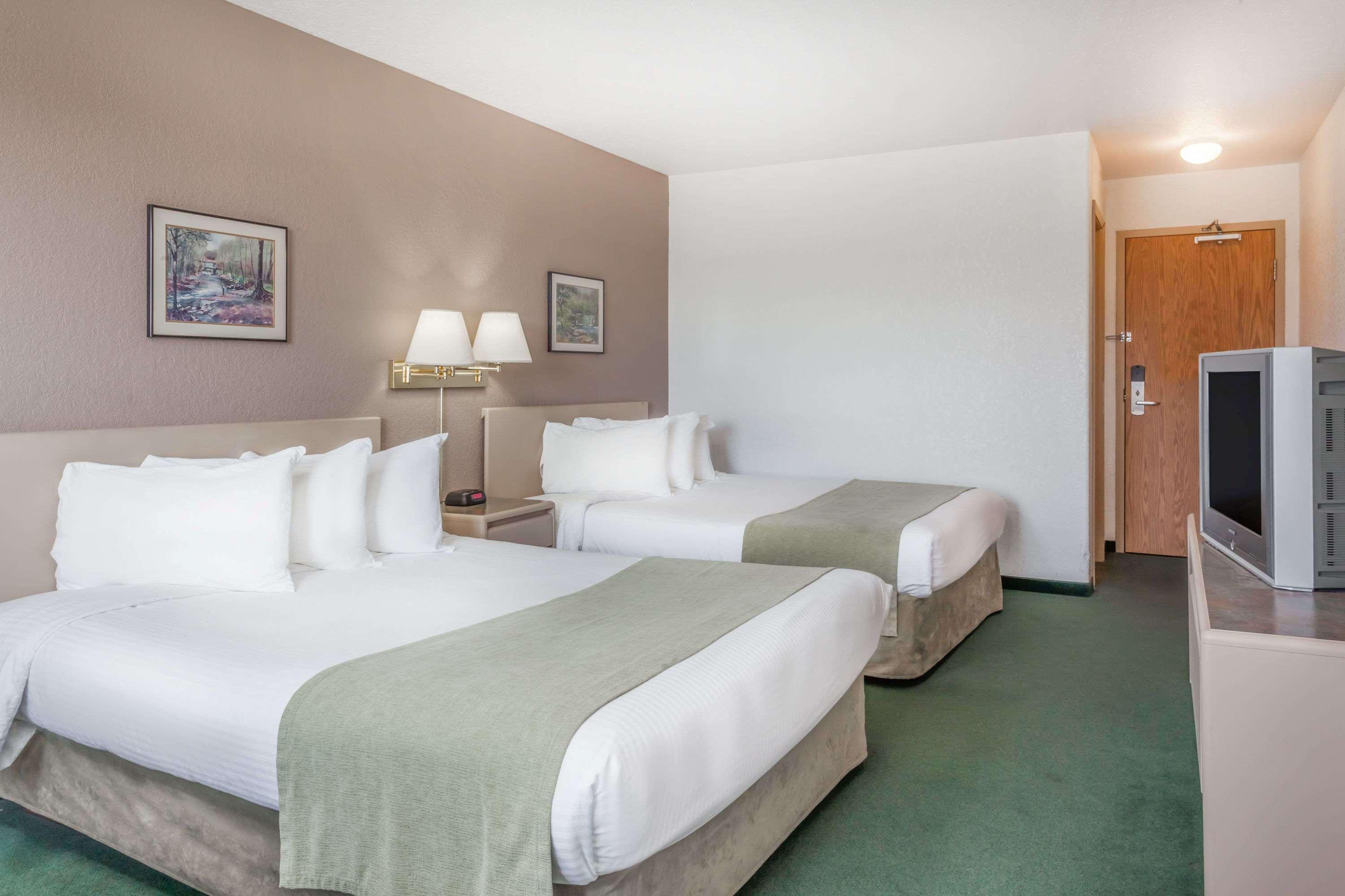 Super 8 By Wyndham Ab Motel