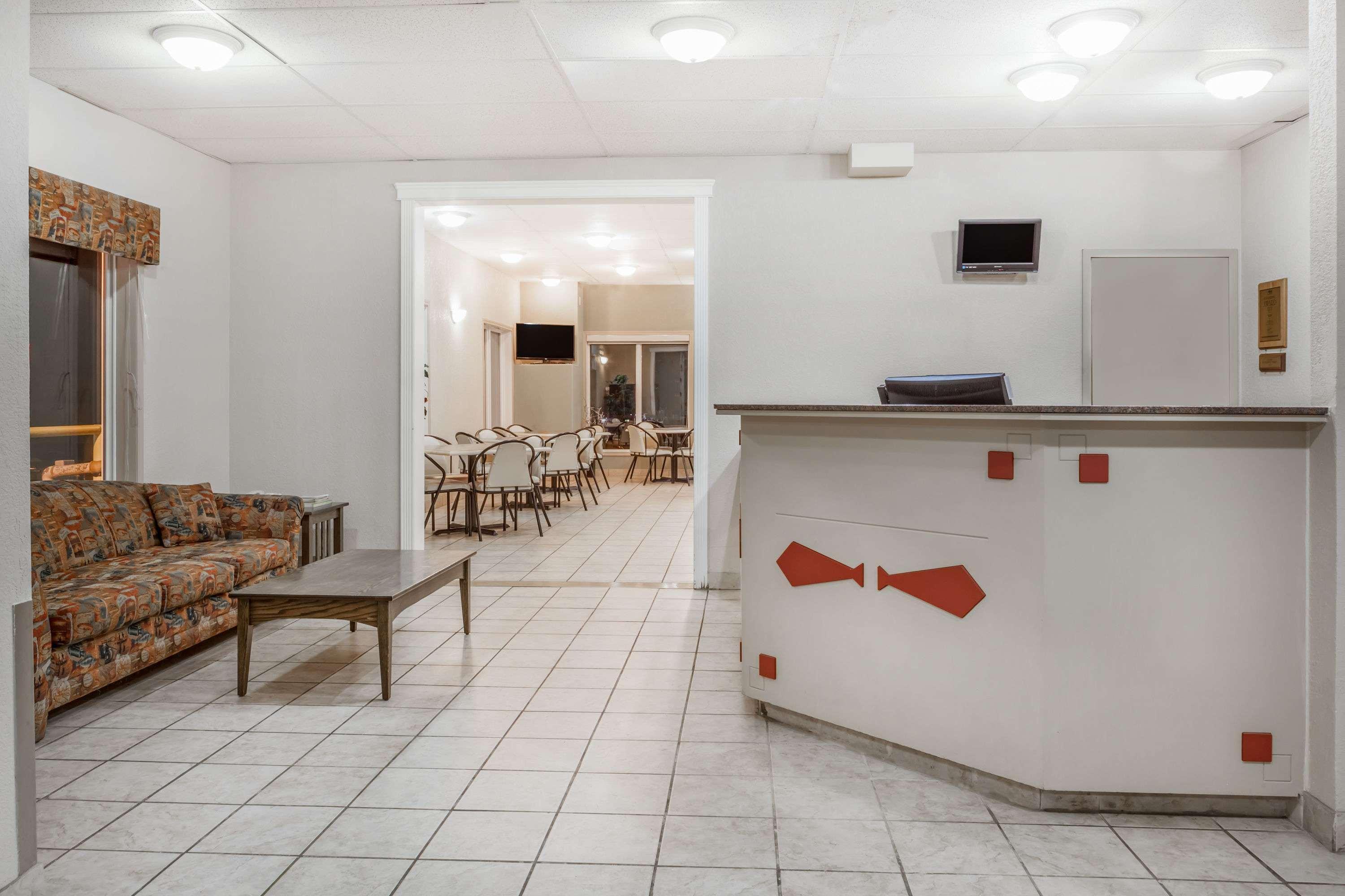 Super 8 By Wyndham Ab 2*